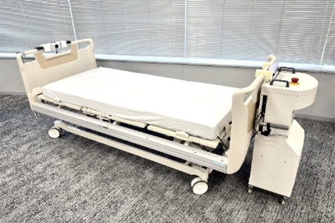 医療ベッドに取り付けた医療ベッド搬送アシスト装置