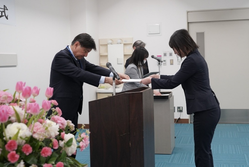 〈修了証書授与〉