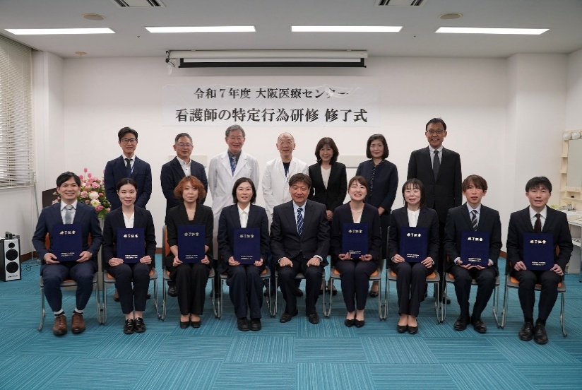 〈修了生8名と当院幹部職員による記念撮影〉
